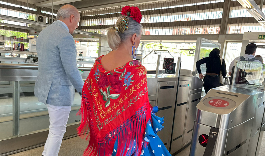 Usuarios del Metro de Sevilla durante la Feria de Abril.